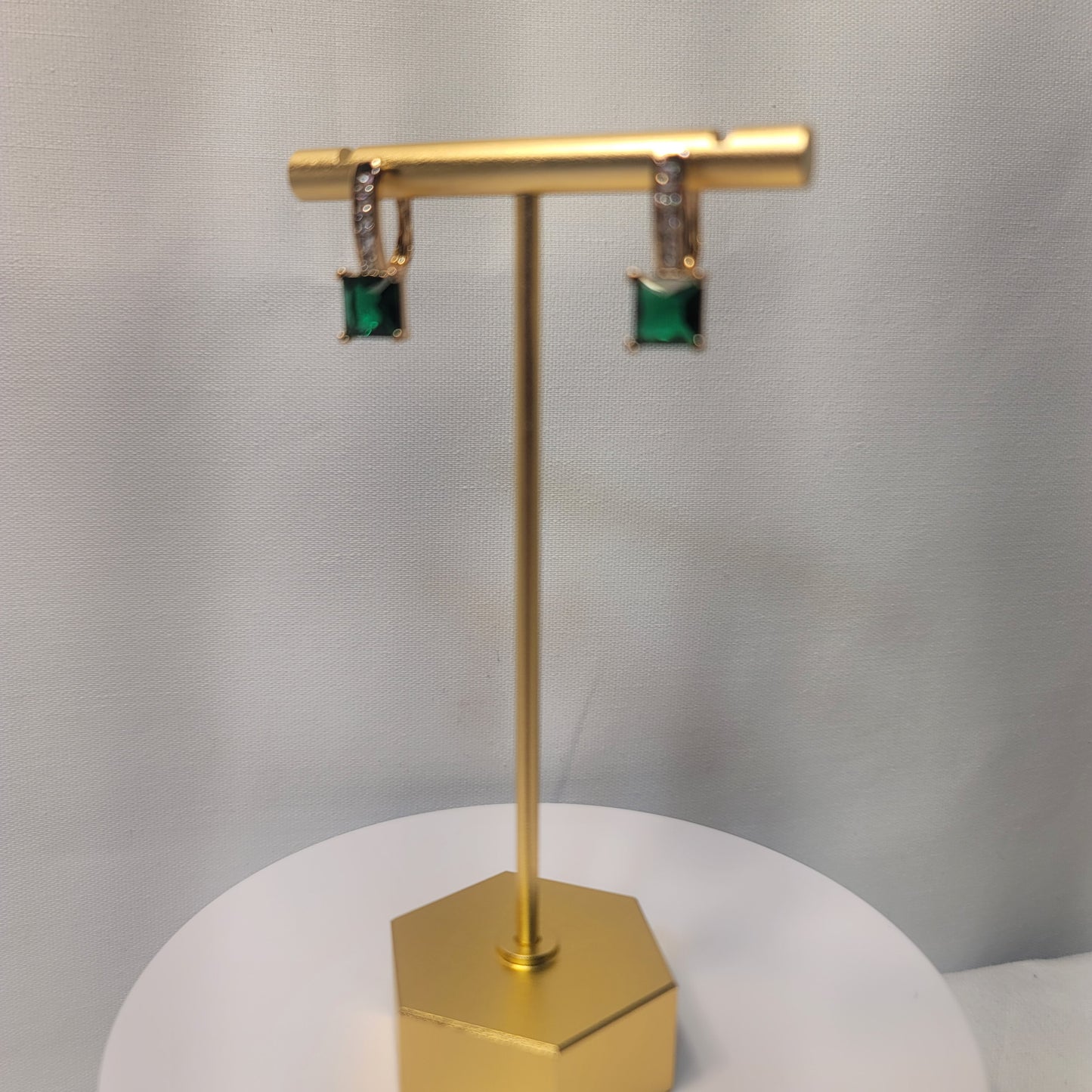 GREEN EMERALD SQUARE DROPS EARRINGS.