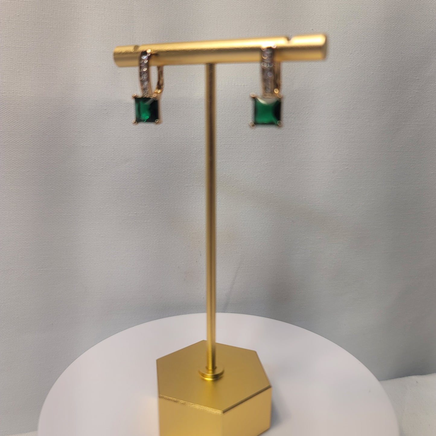 GREEN EMERALD SQUARE DROPS EARRINGS.