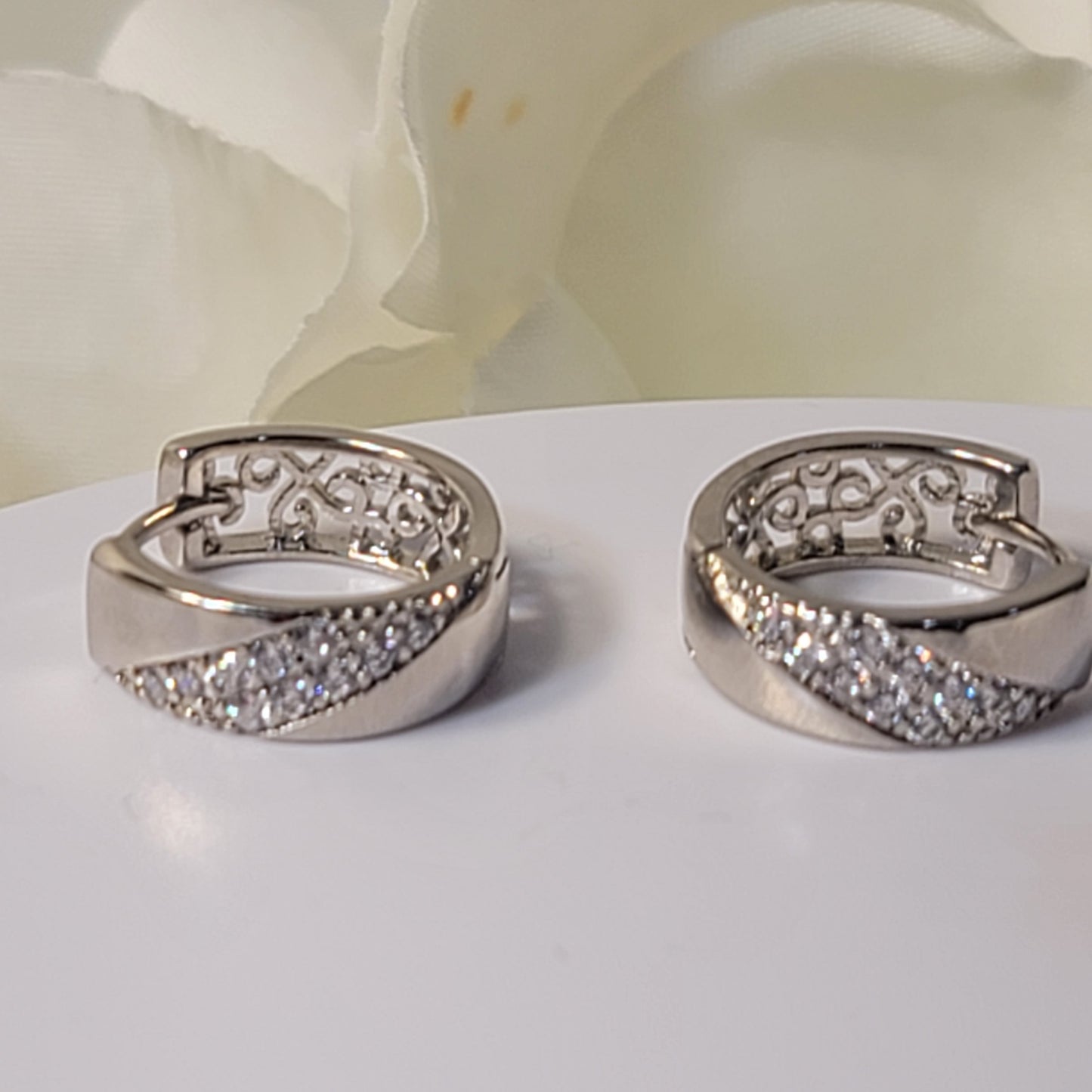 TWISTING TWINKLES
